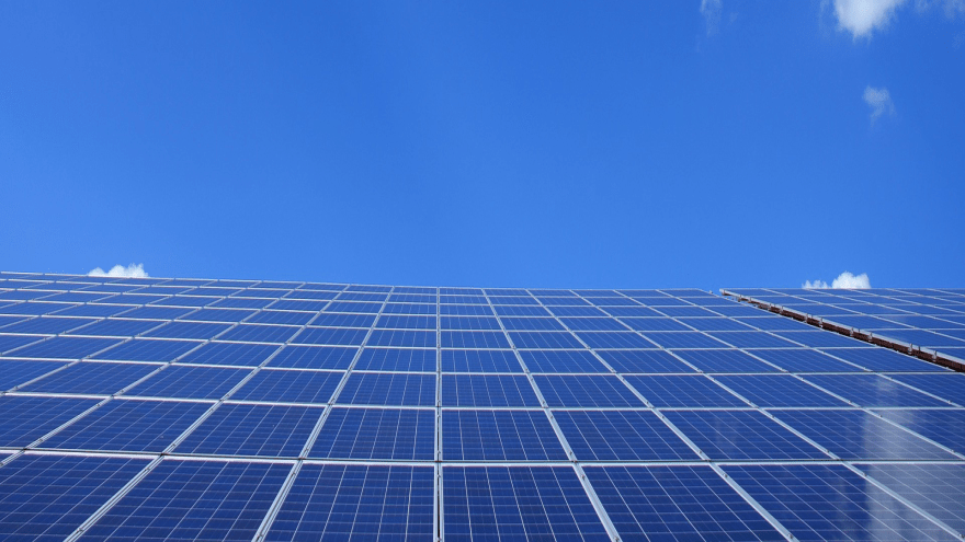 Solarmodule vor blauem Himmel